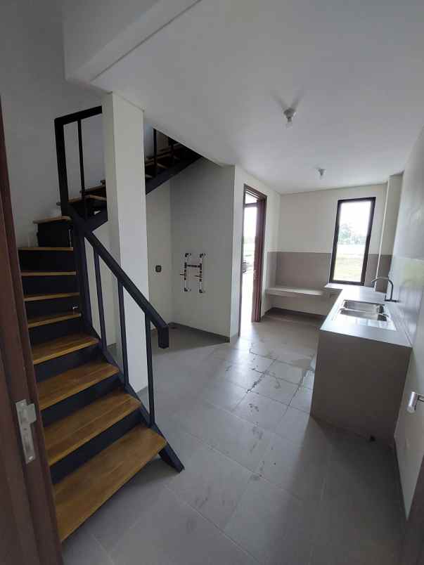 dijual rumah suvarna sutera tangerang