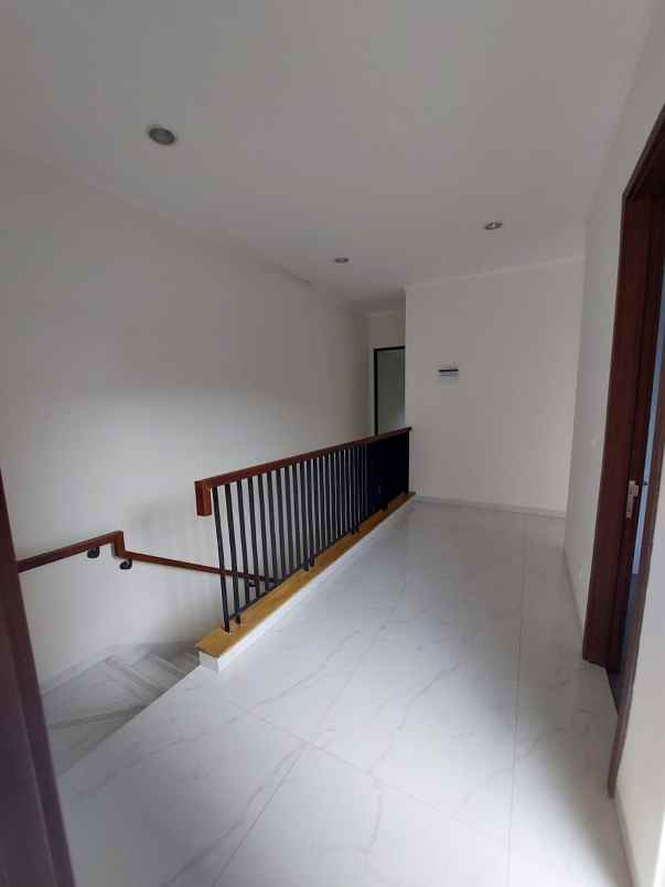 dijual rumah suvarna sutera tangerang