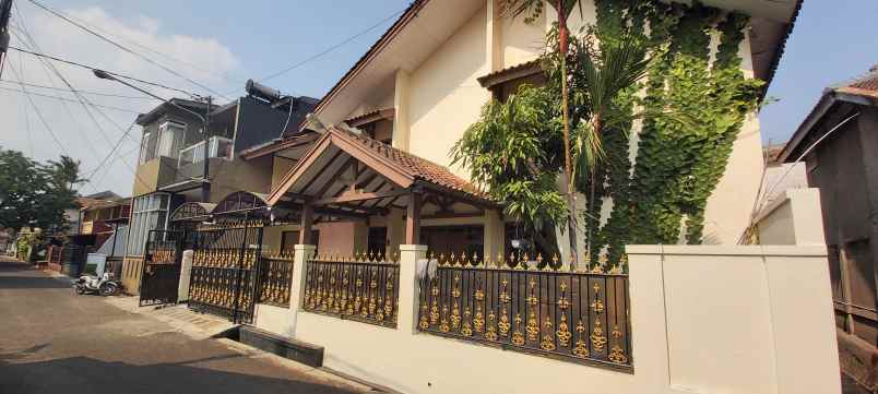 dijual rumah terawat di margahayu raya