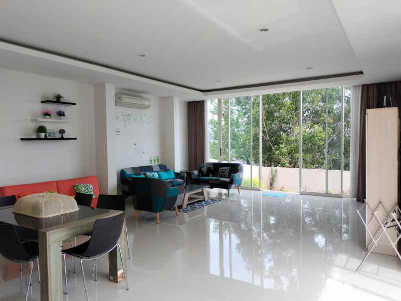 dijual villa jalan taman dayu