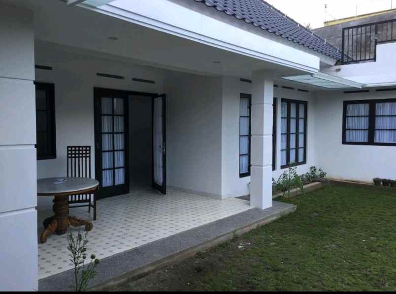 dijual villa jl kolonel masturi lembang