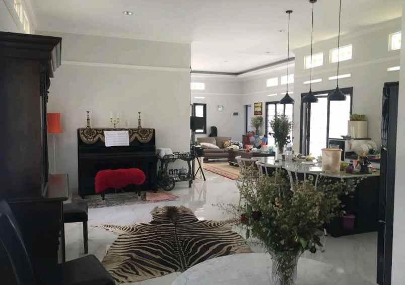 dijual villa jl kolonel masturi lembang