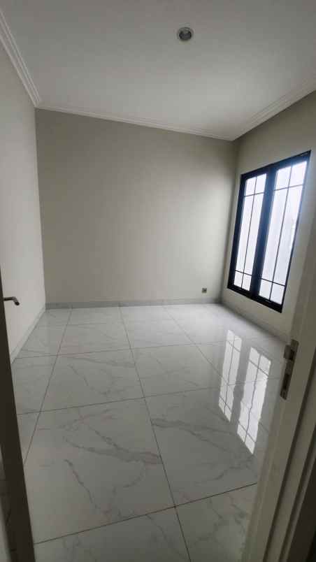 disewakan rumah summarecon crown gading