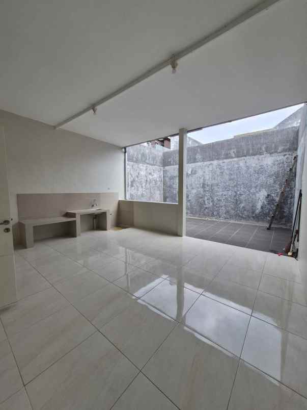 disewakan rumah valencia straat pakuwon