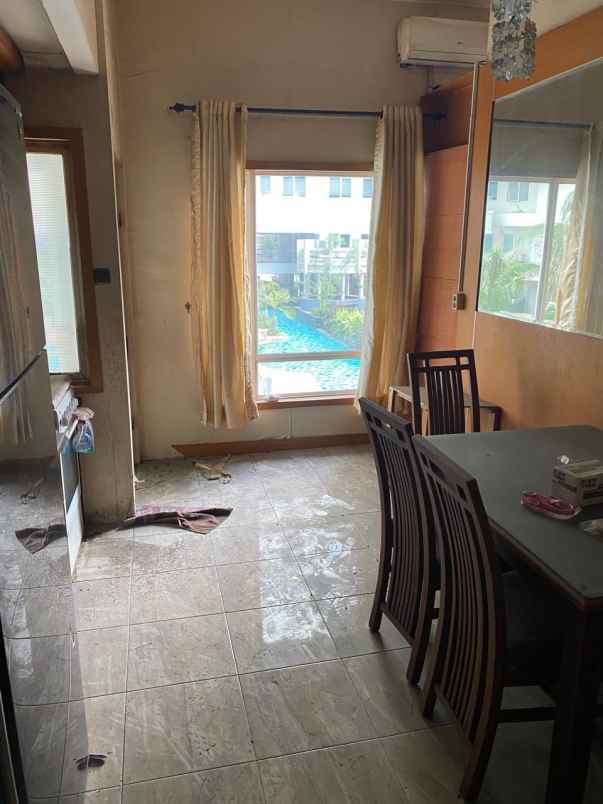 jual cepat lantai 2 semi furnished view kolam renang