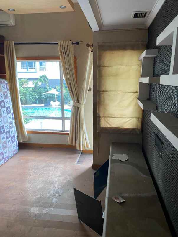 jual cepat lantai 2 semi furnished view kolam renang