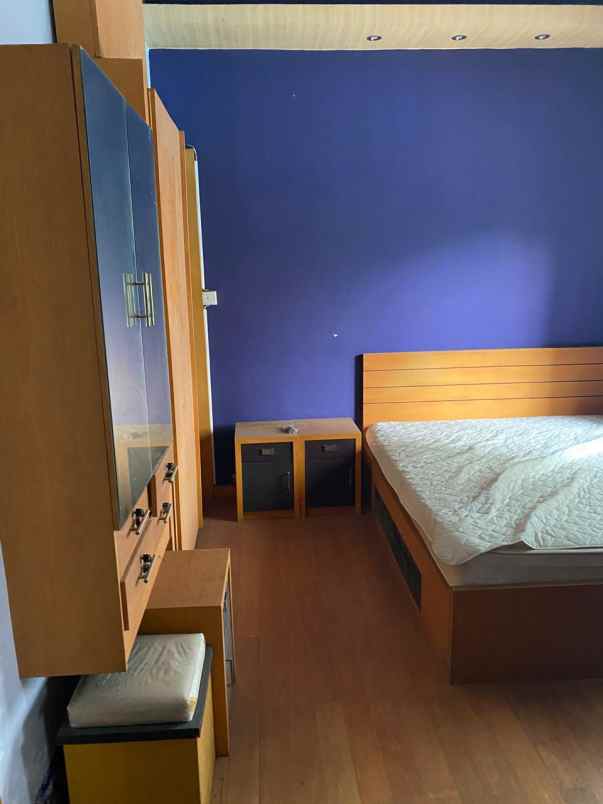 jual cepat lantai 2 semi furnished view kolam renang