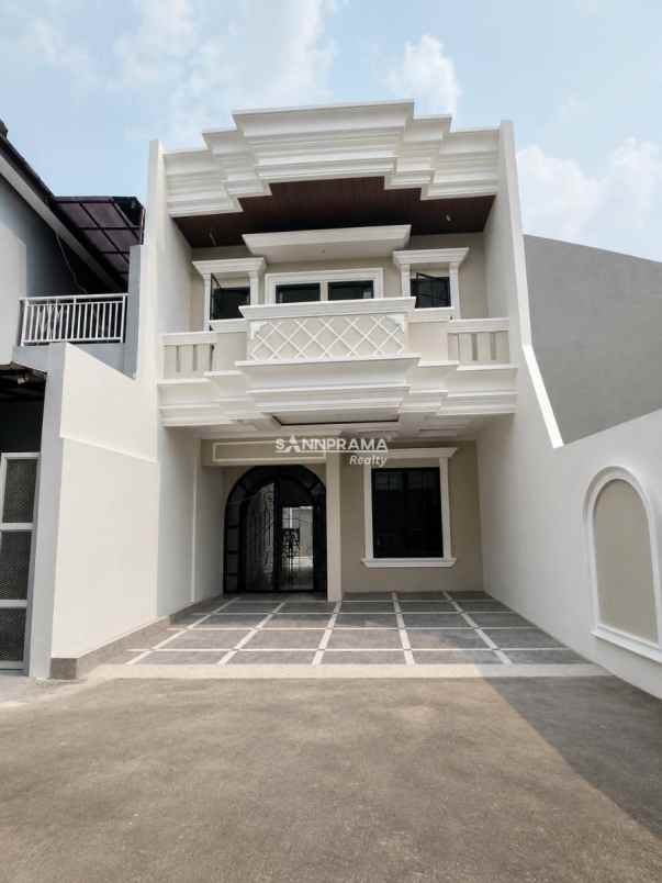 rumah 2 lantai ada pool di tanah baru depok