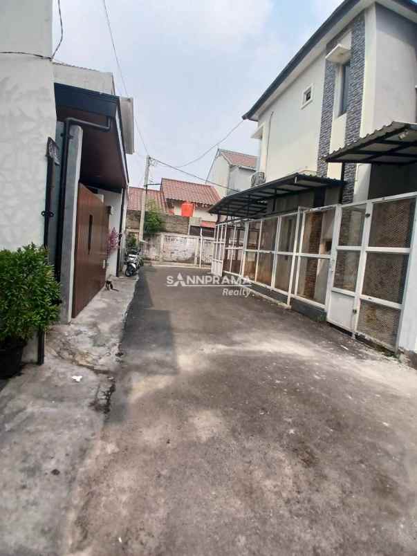 rumah 2 lantai ada pool di tanah baru depok