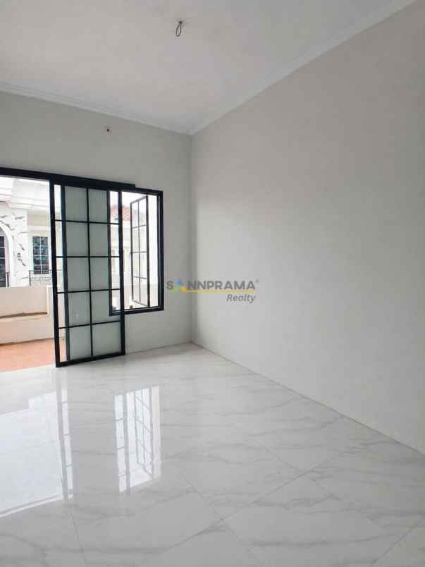 rumah 2 lantai ada pool di tanah baru depok