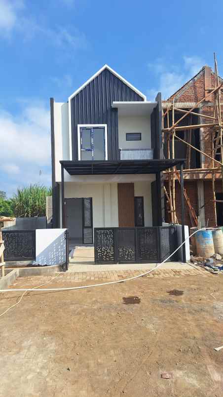 rumah 2 lantai minimalis dp 5 juta lokasi di singosari