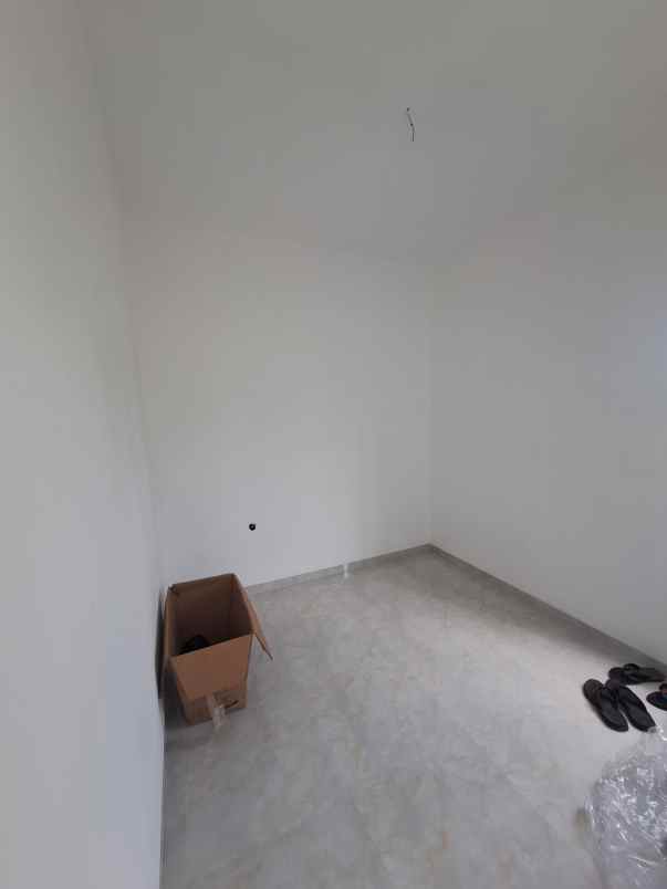 rumah 2 lantai minimalis dp 5 juta lokasi di singosari