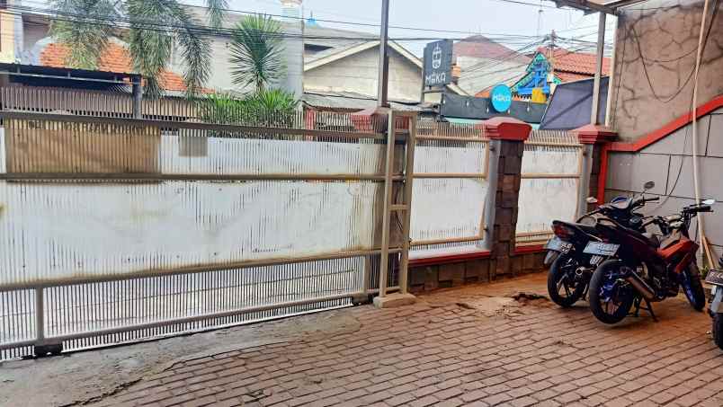 rumah 2 lantai pinggir jalan