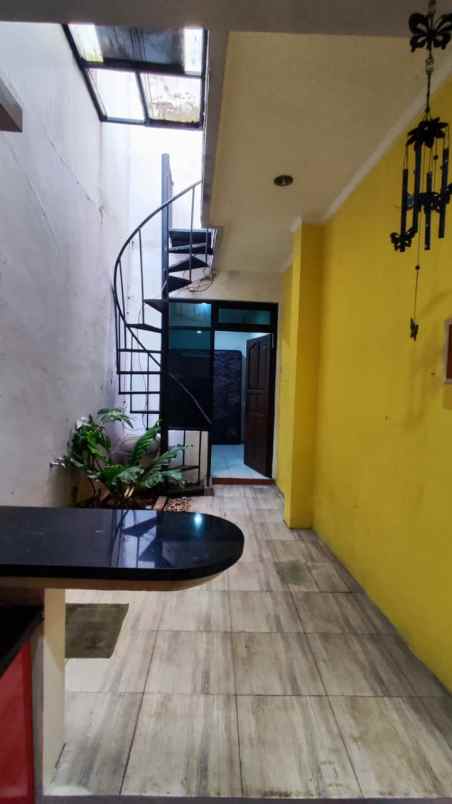 rumah 2 lantai siap huni semi furnished di condet