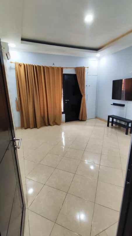 rumah 2 lantai siap huni semi furnished di condet