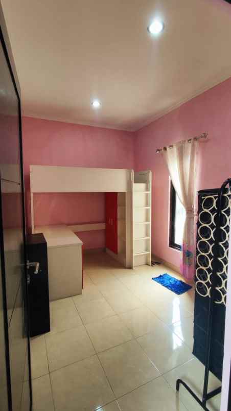 rumah 2 lantai siap huni semi furnished di condet