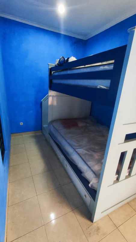 rumah 2 lantai siap huni semi furnished di condet
