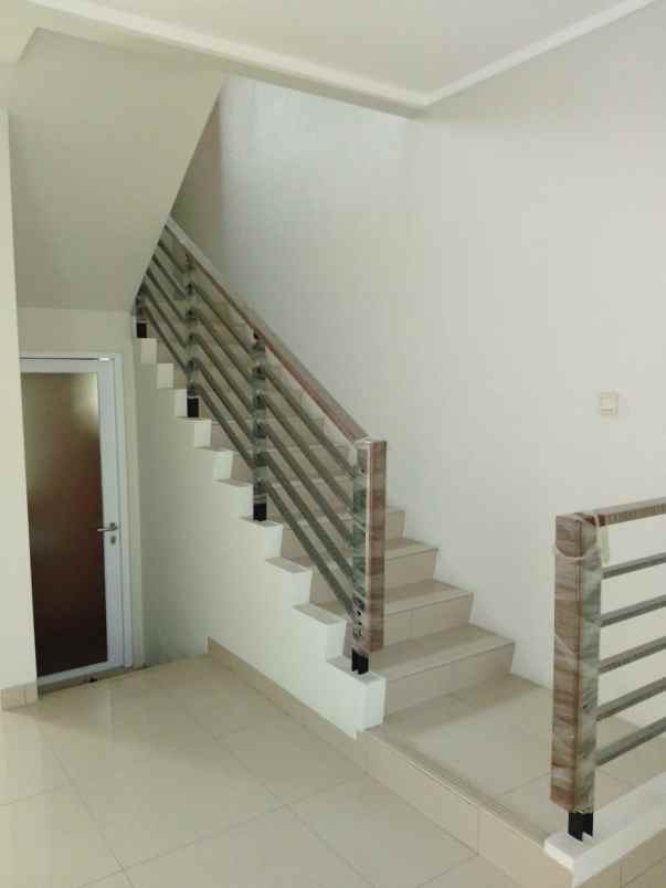 rumah dekat mall di cluster bluebell summarecon bekasi