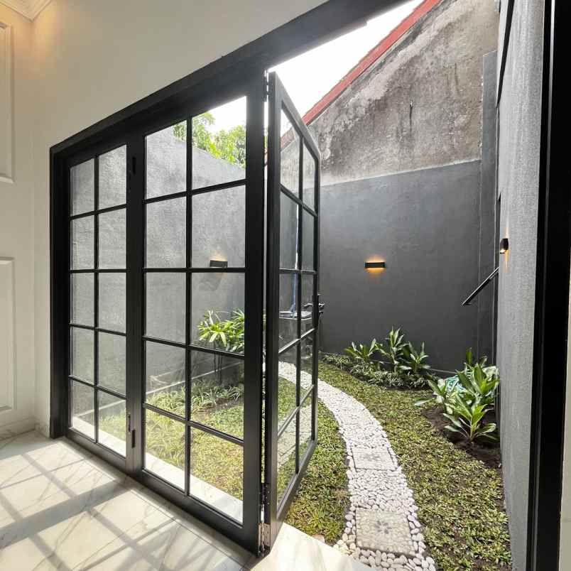 rumah design clasic 2 lantai pertama di maguwoharjo