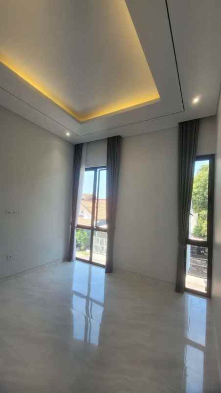 rumah di perum manyar indah new gress bagus