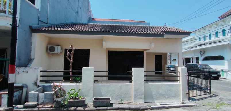 rumah disewakan taman pondok indah surabaya barat