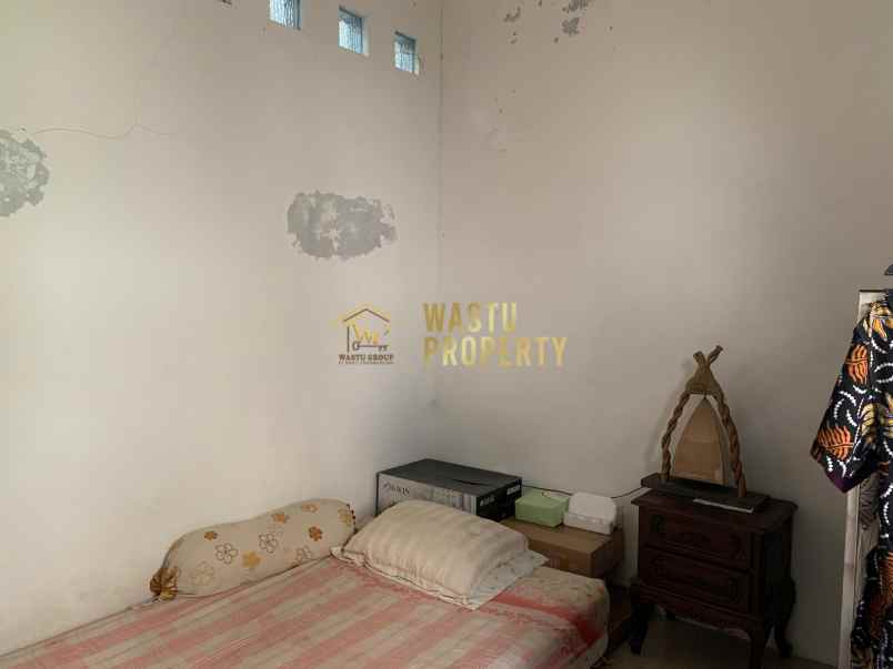 rumah klasik dalam perumahan dekat candi