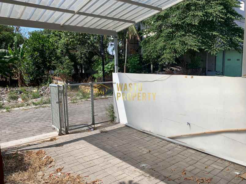 rumah klasik dalam perumahan dekat candi