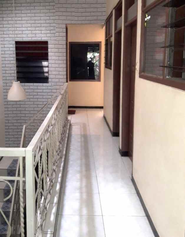 rumah kost 2 lantai strategis