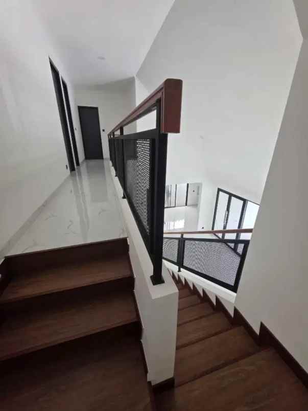 rumah luas lokasi strategis baru renovasi bsd punya