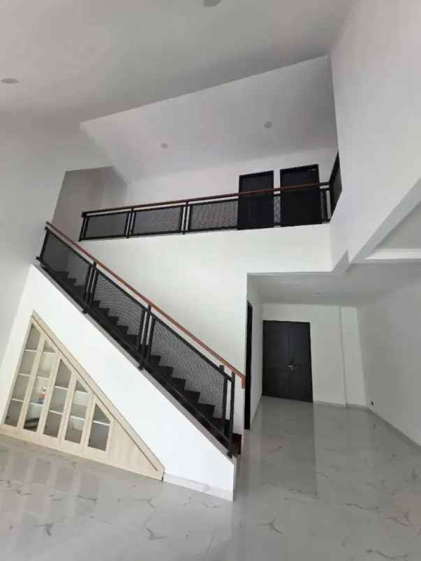 rumah luas lokasi strategis baru renovasi bsd punya