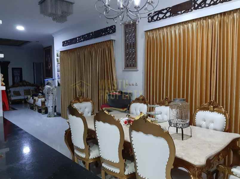 rumah mewah ada kolam renang dekat stadion maguwo