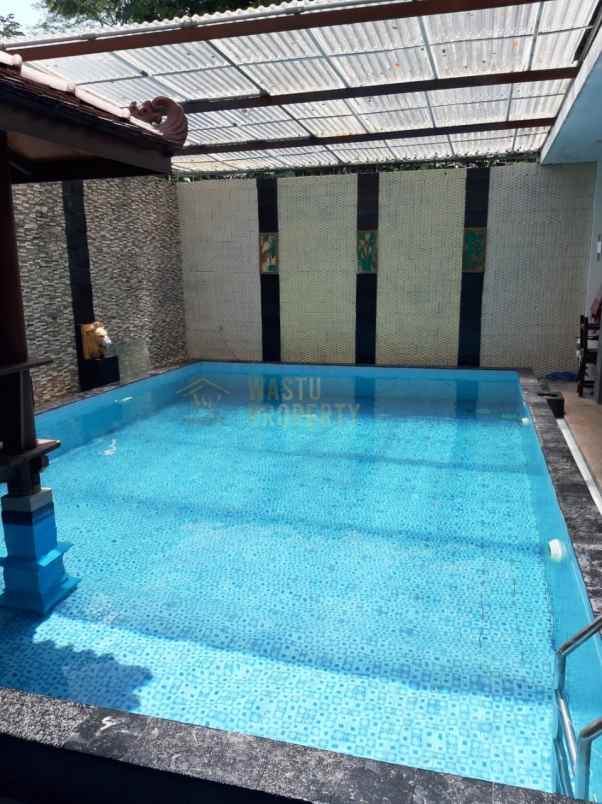 rumah mewah ada kolam renang dekat stadion maguwo