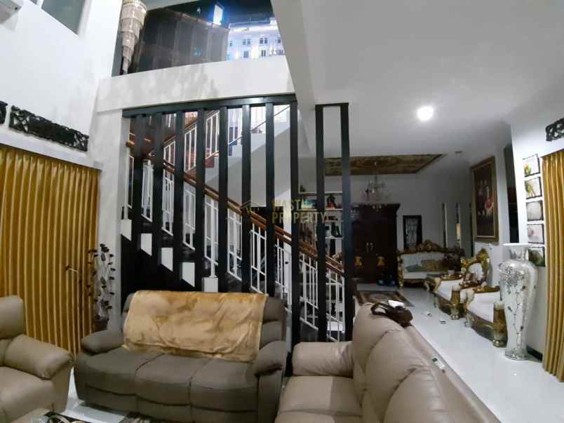 rumah mewah ada kolam renang dekat stadion maguwo