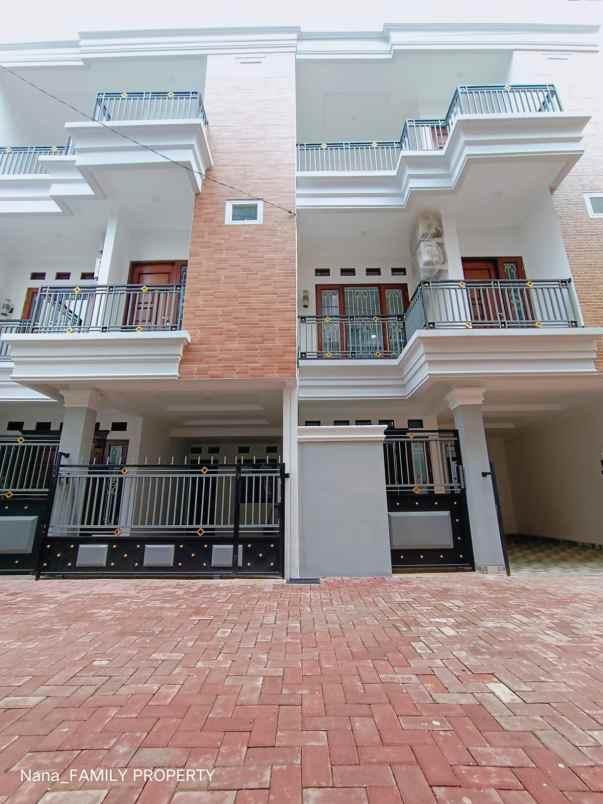 rumah mewah classic dalam town house di larangan