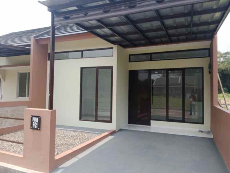 rumah minimalis dengan ful bata merah