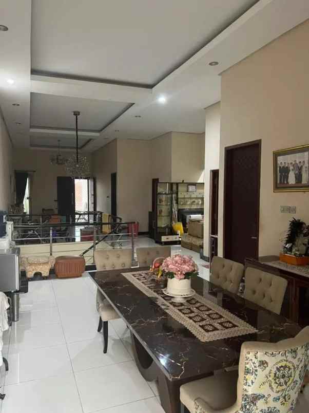 rumah minimalis di jalan petemon surabaya strategis