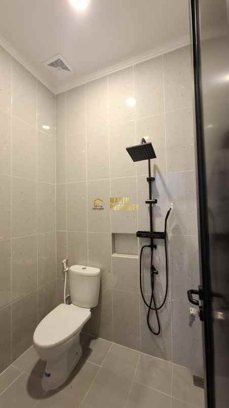 rumah modern 2 lantai dekat ke exit tol purwomartani
