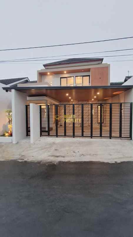 rumah modern 2 lantai dekat ke exit tol purwomartani