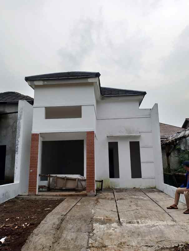 rumah modern dekat tol sawangan dan jalan utama