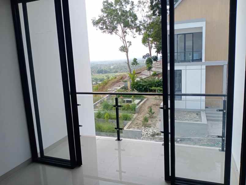 rumah modern dengan tanah luas di gamping