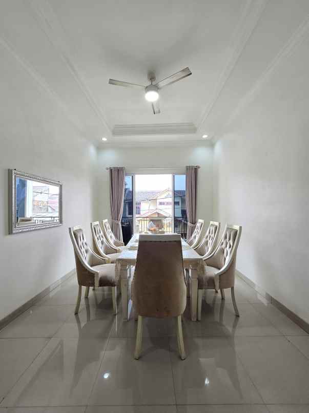 rumah modern tropis dalam komplek semi furnished