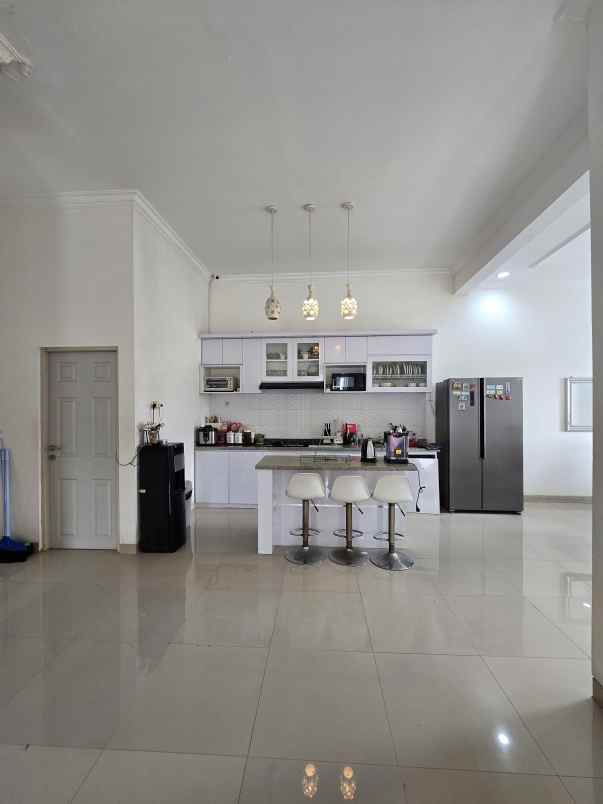 rumah modern tropis dalam komplek semi furnished