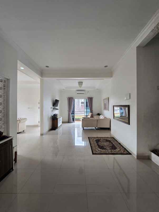 rumah modern tropis dalam komplek semi furnished