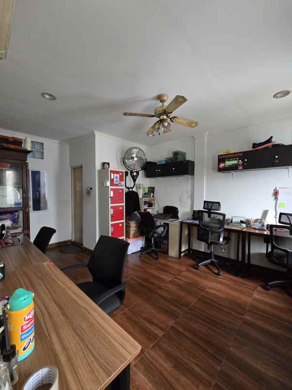 rumah modern tropis dalam komplek semi furnished