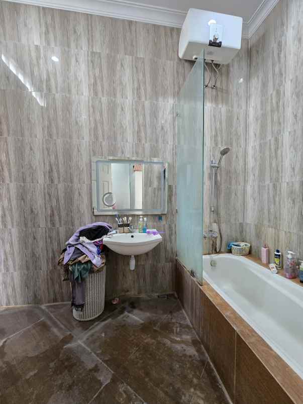 rumah modern tropis dalam komplek semi furnished