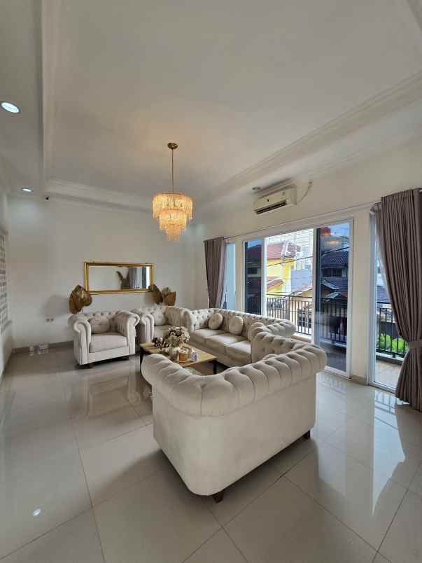 rumah modern tropis dalam komplek semi furnished