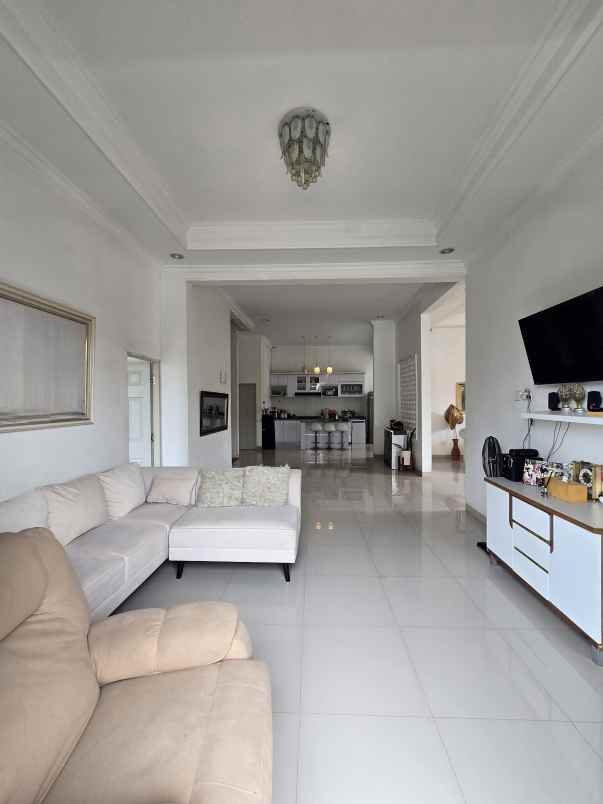 rumah modern tropis dalam komplek semi furnished