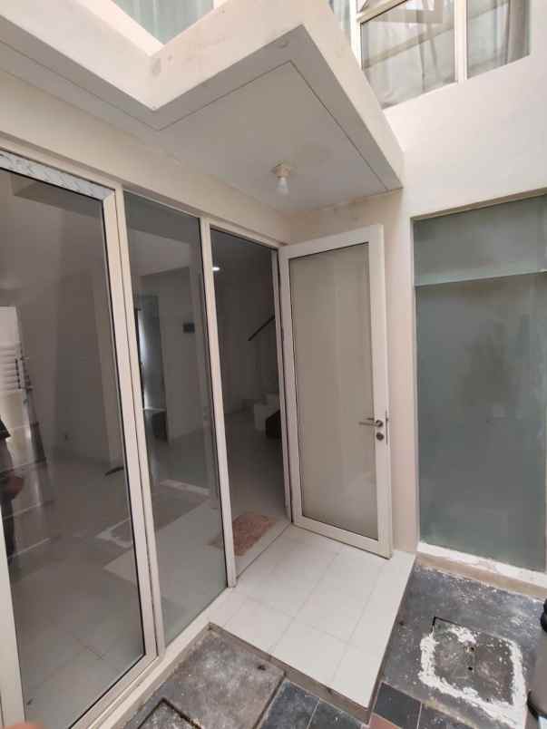 rumah pakuwon city zimbali costa row jalan 2 mobil