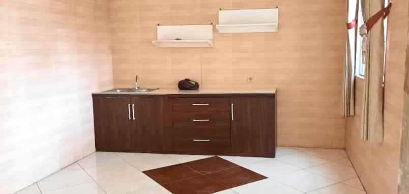 rumah pusat kota 2 lantai celaket malang