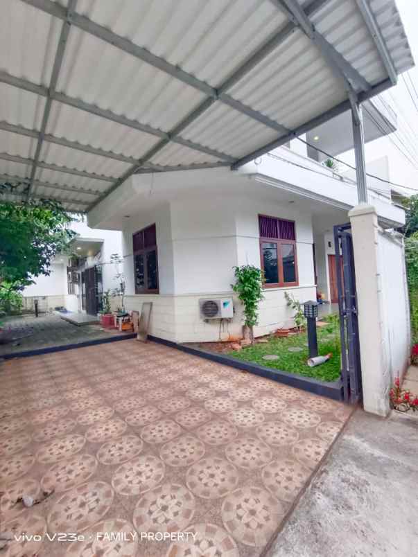 rumah second bangunan kokoh di rempoa jakarta